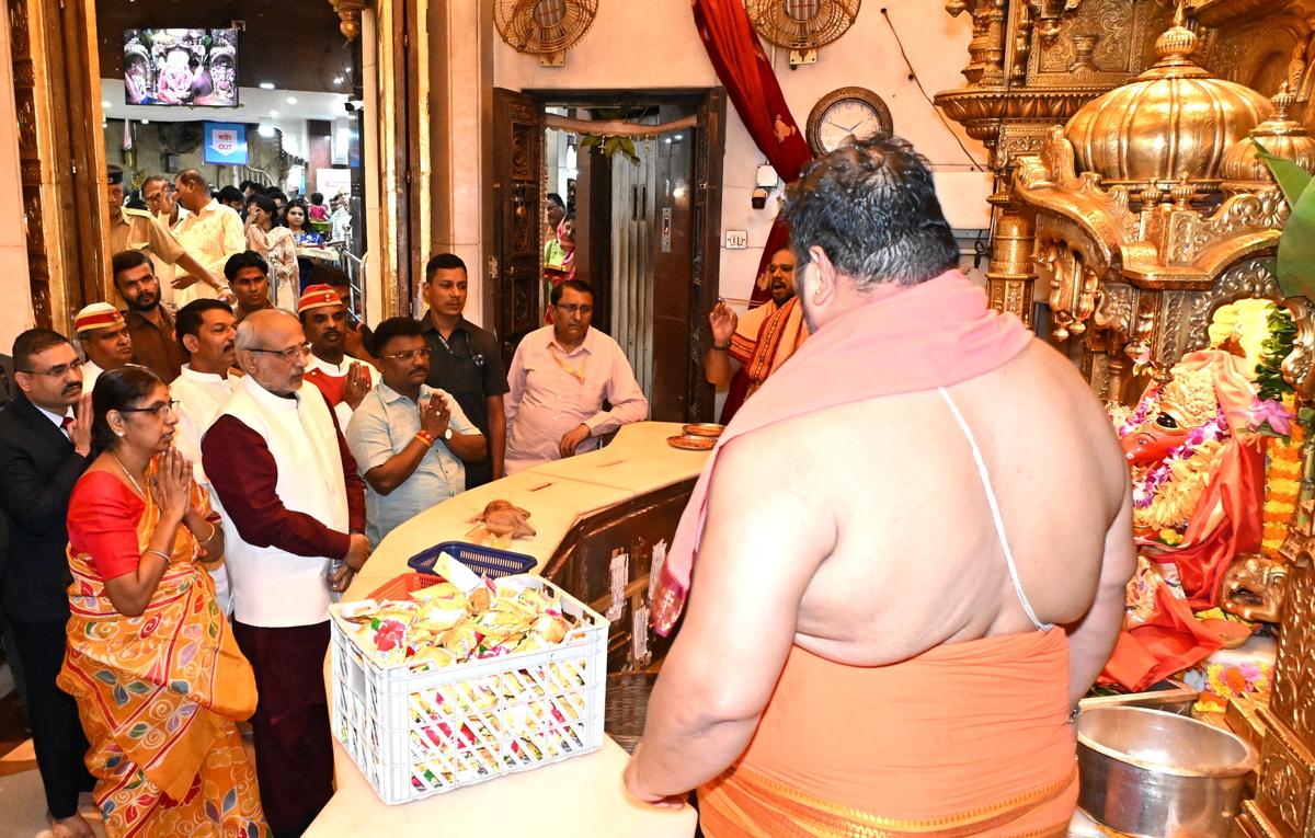 महाराष्ट्र के गवर्नर सीपी राधाकृष्णन ने अपनी पत्नी सुमाथी के साथ रविवार (17 अगस्त, 2025) को मुंबई के सिद्धिविनायक मंदिर में प्रार्थना की। 